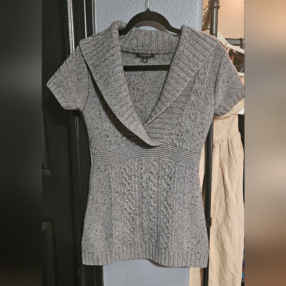 BANANA REPUBLIC GRAY CABLE KNIT SWEATER. SIZE MEDIUM